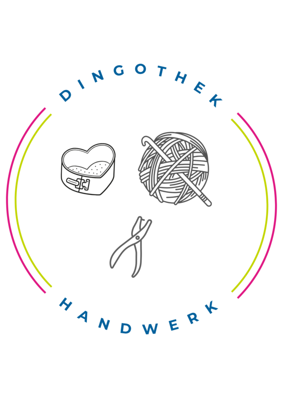 Logo der Dingothek mit verschiedenen Handwerksgegenständen wie Backform oder Häkelnadel mit Wolle - Bibliothek Zeven Logo der Dingothek mit verschiedenen Handwerksgegenständen wie Backform oder Häkelnadel mit Wolle