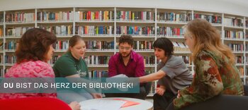 Personen vor Büchern