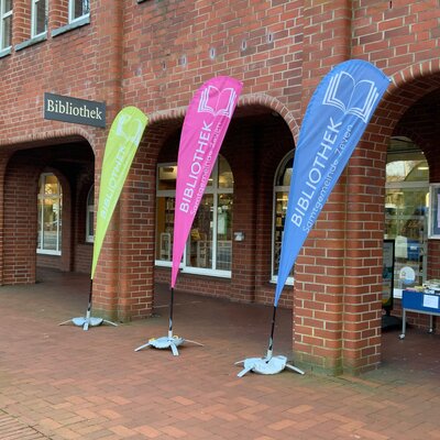 Biblitohekseingang mit drei Dropflags